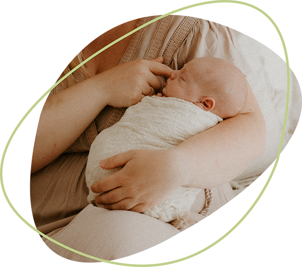 Ein Baby auf dem Arm der Mutter